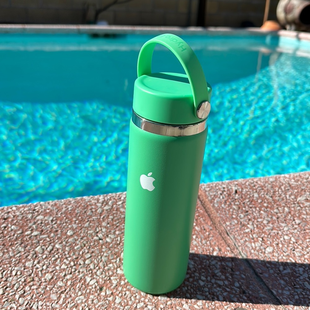 Apple official, Hydro Flask. 20oz Ultra rare